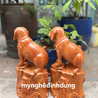 Tượng con chó (cún ) phong thủy bằng gỗ  hương đá  cao 20x8x6cm 