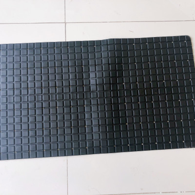 Thảm nhựa lót sàn chống trượt nhà tắm họa tiết ô vuông - màu giao ngẫu nhiên 