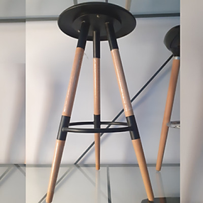 Ghế quầy bar ba chân gỗ mặt ngồi nhựa tròn màu đen cho căn hộ café quán bar / 3 legged bar stools CB2128-S1 CAPTA