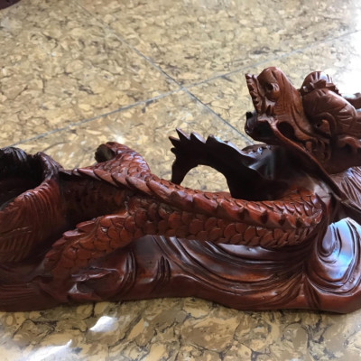 Tượng Gỗ Mỹ Nghệ Chạm Rồng Lượn có chỗ gạt tàn size dài 35cm cao 18cm sâu 12cm Anh Chị trưng trên bàn phòng khách ở nhà, công ty hay làm quà tặng ạ