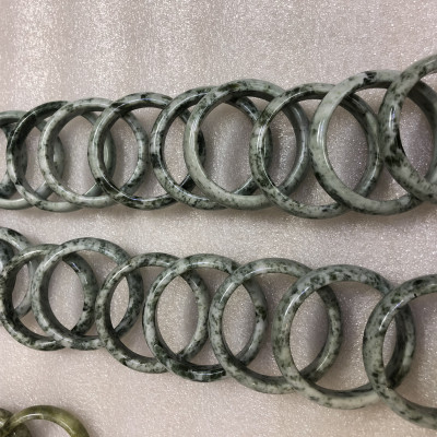 Vòng tay cẩm thạch ngọc serpentione ngọc của việt nam nhiều size cao từ 1.5 đến 2.5cm màu xanh lá cây đậm size 5.6cm