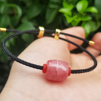 Vòng tay Charm Đá Đào Hoa hồng tươi tự nhiên bóng đẹp phối dây đen may mắn có khoen chỉnh theo tay lớn nhỏ được Nữ mệnh hỏa, mệnh thổ đeo xinh tay may mắn tài lộc tốt công việc ạ