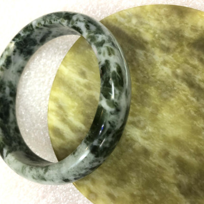 Vòng tay cẩm thạch ngọc serpentione ngọc của việt nam nhiều size cao từ 1.5 đến 2.5cm màu xanh lá cây đậm size 5.6cm