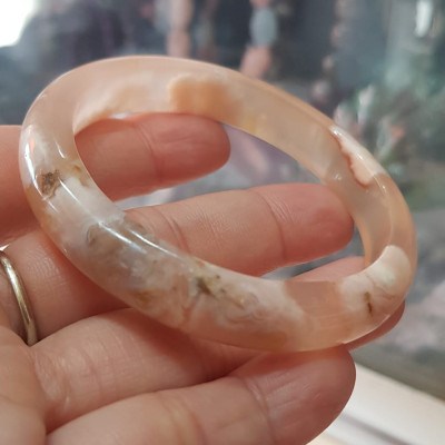 Vòng tay Nữ Bản Hẹ Mới Đá Mã Não Bông Tuyết Hồng nhẹ trắng trong bóng quá đẹp luôn ạ Vòng Ni 53mm  x Cao 11mm x dầy 7mm Nữ Cân nặng 52kg - 55kg đeo xinh tay đẹp lắm ạ