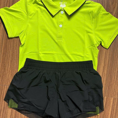 Set đồ nữ gồm áo thun cổ trụ và quần đùi 2 lớp phong cách thể thao sang trọng