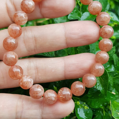 Vòng tay nữ đá mặt trời Sunstone Size 8li hay 8mm đẹp quyến rũ sang trọng đem lại sự tự tin Nổi bật bởi tông màu hồng cam nhẹ nhàng lấp lánh của đá mặt trời Sunstone tượng trưng cho thần mặt trời đẹp Đá Sunstone phù hợp với người mệnh Thổ và mệnh Hỏa ạ