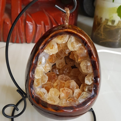 Miếng thạch anh Vàng tự nhiên hốc sâu có đế kiểu có đèn điện công dụng hút tài lộc cả chân Cao 16cm đk 12cm miếng Vàng cao 10cm đk 8cm Anh Chị để bàn trang trí nhà bàn thờ Thần Tài và treo trong phòng làm đèn ngủ may mắn màu Vàng Anh thật sự rất tốt đẹp ạ