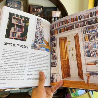 Sách - Living Comfortably Now: Creating A Stylish and Flexible Home by Rebecca Winward