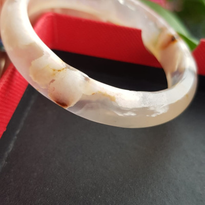 Vòng tay phong thuỷ Nữ Bản Hẹ Đá Mã Não trắng vàng nhẹ bông hoa bóng đẹp Vòng tay Nữ Ni 48mm x Cao 11mm x dầy 6mm Nữ tay nhỏ cân nặng 30kg - 45kg đeo đẹp ạ