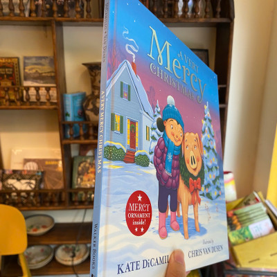 Sách - A Very Mercy Christmas by Kate DiCamillo | Children