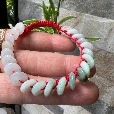 Vòng Tay Dây Đỏ Đồng Tiền Điếu Đá Cẩm Thạch Trắng Xanh Nhẹ Bóng Đẹp Nữ đeo tay may mắn xinh xắn tài lộc phù hợp cho những ai yêu thích sự đơn giản mà vẫn sang trọng ạ