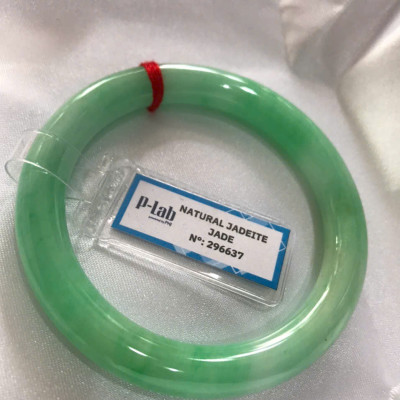 Chiếc Vòng Tay Đá Ngọc Cẩm Thạch Tự Nhiên Vip Lý Đẹp Ni 53mm x chột 8,2mm kiểm định kèm giấy chứng nhận P Lab Ni 296637 Màu Xanh Lý Tươi trắng xanh nhẹ bóng mượt sịn sang nữ 52kg - 60kg đeo ạ