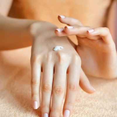 Kem Dưỡng Da Tay Ý Dĩ Chống Khô Nứt Nẻ 25905 Hatomugi Hand Cream (65 G)