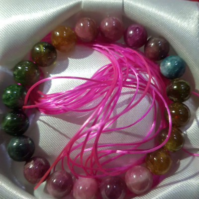 Vòng tay Nữ tourmaline dâu tây tự nhiên đa sắc màu tươi đẹp thiệt sang size hạt 9,5mm vòng này hợp Nữ tất cả các mệnh đeo nhe ạ