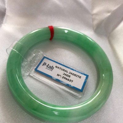 Chiếc Vòng Tay Đá Ngọc Cẩm Thạch Tự Nhiên Vip Lý Đẹp Ni 53mm x chột 8,2mm kiểm định kèm giấy chứng nhận P Lab Ni 296637 Màu Xanh Lý Tươi trắng xanh nhẹ bóng mượt sịn sang nữ 52kg - 60kg đeo ạ