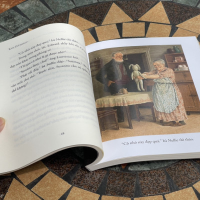 (Tái bản 2023 – Minh hoạ màu) CHUYẾN PHIÊU LƯU KỲ DIỆU CỦA EDWARD TULANE – Kate DiCamillo – Phương Huyên dịch – Nhã Nam 