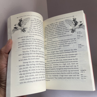 (Sách song ngữ Việt-Anh) PINOCCHIO - Những cuộc phiêu lưu của Pinocchio - Carlo Collodi - Nguyễn  Thúy Loan dịch - Hà Giang -NXB Văn Học