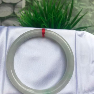 VÒNG TAY ĐÁ CẨM THẠCH MỚI TRẮNG LÝ 54  Size vòng 54mm x dầy 8mm  MÀU TRẮNG BÓNG CHẤM XANH LÝ NỮ 54kg đến 64kg Đeo