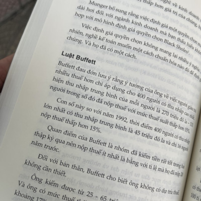 [GIẢI CỨU SÁCH HAY – XẢ KHO CHỐNG Ế] BERKSHIRE HATHAWAY – Những bài học tuyệt vời từ Warren Buffett & Charlie Munger tại Đại hội cổ đông thường niên của Tập đoàn trong suốt 30 năm - Daniel Pecaut, Corey Wrenn – Bestbooks