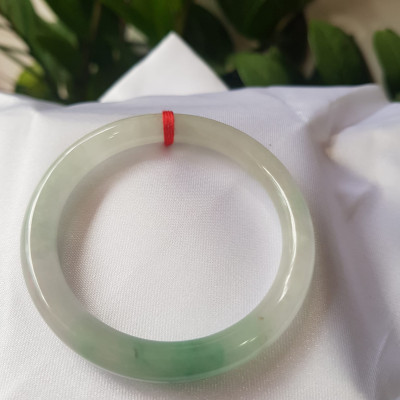 Vòng cẩm thạch Ngọc Đẹp Lý A SỊN 50mm x 7mm Chất liệu đá tự nhiên màu xanh ngọc bóng điểm xanh lý vân đậm tự nhiên bóng đẹp  Nữ 50kg - 56kg ạ