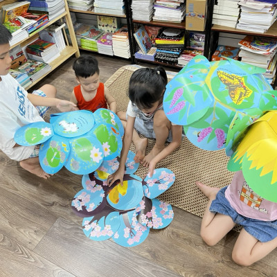 Sách cho bé - Vòng Đời Kỳ Diệu - Ếch Xanh Bé Nhỏ - Sách tranh, lật mở bông hoa - Khám phá tự nhiên