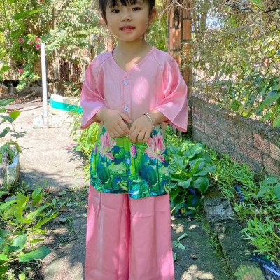 Nguyên set đồ bà ba cho bé gái hoa sen đi chơi biểu diễn đẹp từ 10-40kg chất lụa mát
