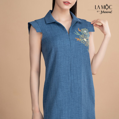 Đầm xô lụa xanh jeans thêu hoa, cổ V La Mộc LM022423