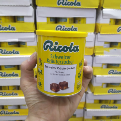 Hỗ trợ giảm đau họng Ricola Shweizer Krauterzucker chứa 13 loại thảo mộc đem đến cảm giác dịu nhẹ cổ họng và thơm mát (dạng kẹo) - OZ Slim Store