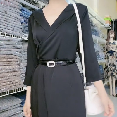 Đầm xẻ cao cấp màu đen thon gọn lại dễ mix đồ.