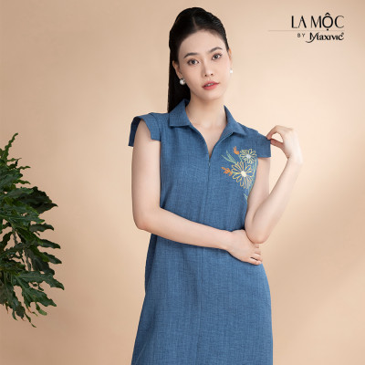 Đầm xô lụa xanh jeans thêu hoa, cổ V La Mộc LM022423