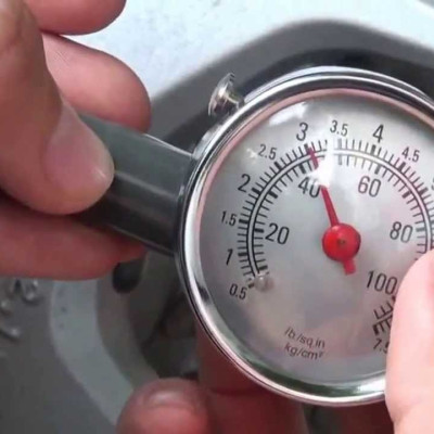 Đồng hồ đo áp suất lốp xe hơi hiện đại bảo đảm an toàn