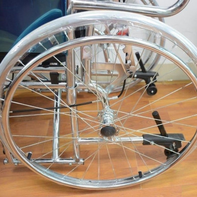 Xe lăn cao cấp đa năng Lucass X607 ngả nằm có bô, thắng và 2 bánh xe chống lật 