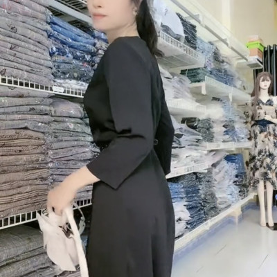 Đầm xẻ cao cấp màu đen thon gọn lại dễ mix đồ.