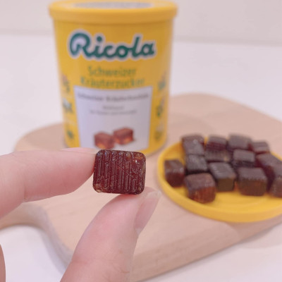 Hỗ trợ giảm đau họng Ricola Shweizer Krauterzucker chứa 13 loại thảo mộc đem đến cảm giác dịu nhẹ cổ họng và thơm mát (dạng kẹo) - OZ Slim Store