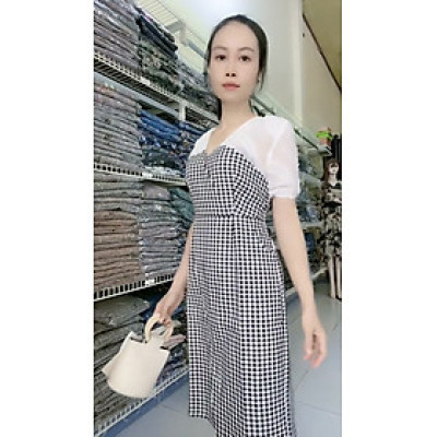 Đầm ôm eo tôn dáng họa tiết kẻ sọc xinh xắn.