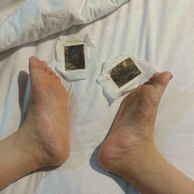 Hộp 50 Miếng Dán Thải Độc Bàn Chân Ngải Cứu Nội Địa Trung - Món Quà Sức Khỏe