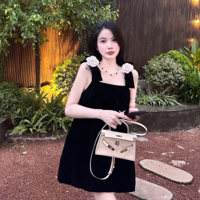 Váy nhung hai dây dáng suông S/M kèm hoa trà xinh xắn – Đầm tiệc, đi chơi nữ