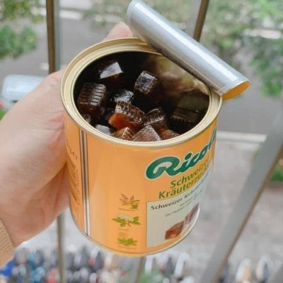 Hỗ trợ giảm đau họng Ricola Shweizer Krauterzucker chứa 13 loại thảo mộc đem đến cảm giác dịu nhẹ cổ họng và thơm mát (dạng kẹo) - OZ Slim Store