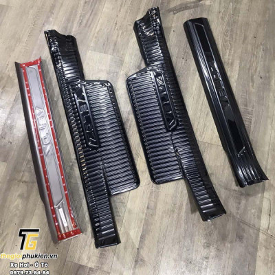 Bộ Ốp bậc cửa, Nẹp bước chân Titan Toyota Veloz