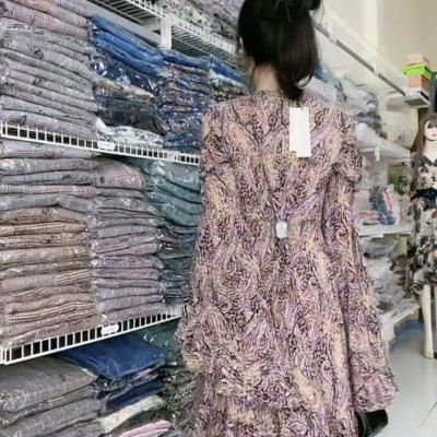 Đầm hở vai xếp ly tay cánh quạt quý phái mát mẻ vừa nữ tính vừa giúp thon gọn bắp tay.