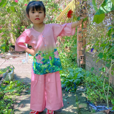 Nguyên set đồ bà ba cho bé gái hoa sen đi chơi biểu diễn đẹp từ 10-40kg chất lụa mát