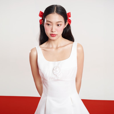 DOTTIE - Đầm ngắn cổ vuông đính hoa - Trắng - D0585