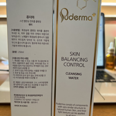  Nước Tẩy Trang PUDERMA SKIN BALANCING CONTROL CLEANSING WATER: làm sạch lớp bụi bẩn, bã nhờn, trang điểm, tế bào da chết bám trên da mặt, đồng thời dưỡng ẩm cho da, giúp làm se khít lỗ chân lông, mang lại làn da mịn màng, trắng sáng.