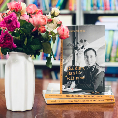 Combo Hồi Ký Nguyễn Thị Bình - Gia Đình, Bạn Bè Và Đất Nước (Bìa Mềm) + Bông Sen Vàng - Thời Niên Thiếu Của Chủ Tịch Hồ Chí Minh Dưới Ngòi Bút Sơn Tùng + Điệp Viên Hoàn Hảo X6 - Phạm Xuân Ẩn (First News)