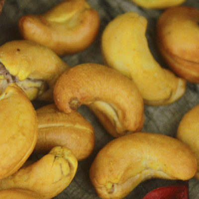 Combo Hạt Điều Rang Muối Tách Vỏ Lụa Hải Long (250g) + Đậu Phộng Mè Cay Hải Long (250g)